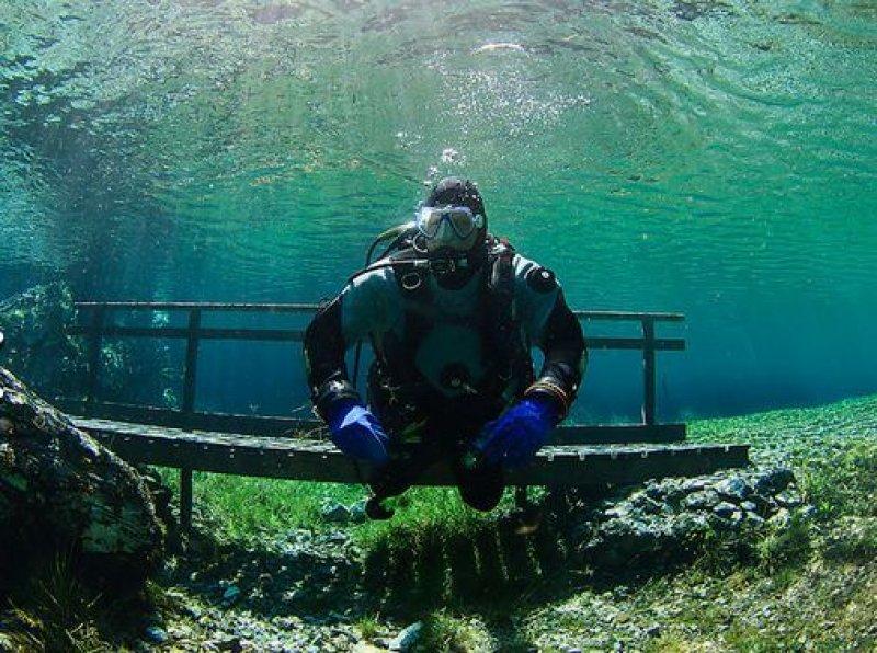 Tragöss  bölgesindeki Yeşil Göl ziyaretçilerini hayran bırakıyor 