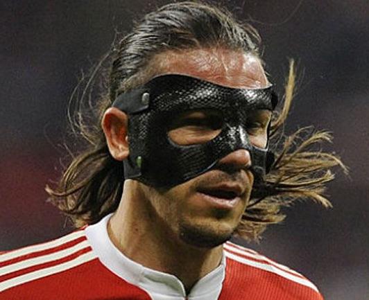 Maske takmak zorunda kalan futbolcular