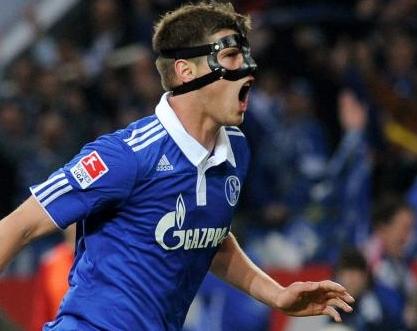 Maske takmak zorunda kalan futbolcular