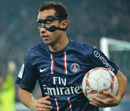 Maske takmak zorunda kalan futbolcular