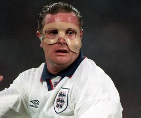 Maske takmak zorunda kalan futbolcular