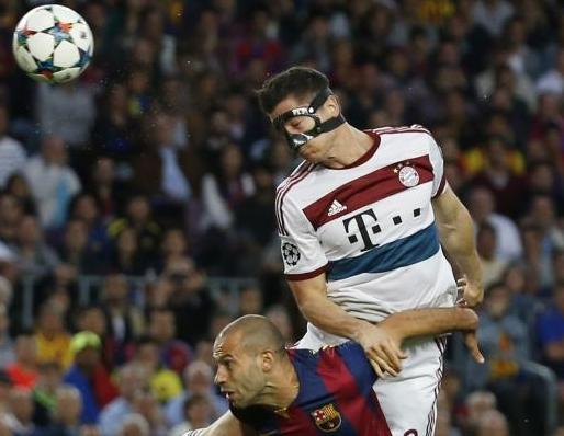 Maske takmak zorunda kalan futbolcular