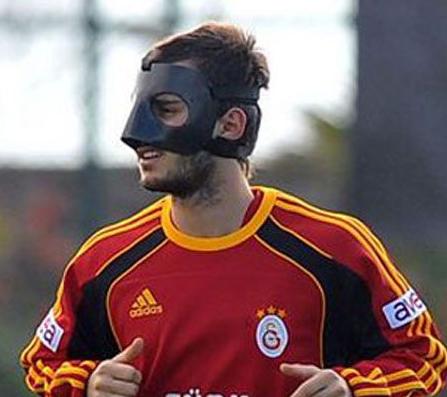 Maske takmak zorunda kalan futbolcular