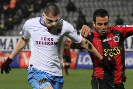 Maske takmak zorunda kalan futbolcular