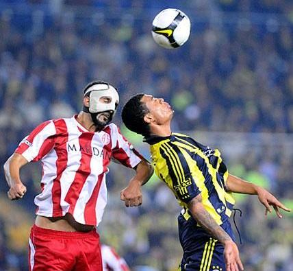Maske takmak zorunda kalan futbolcular