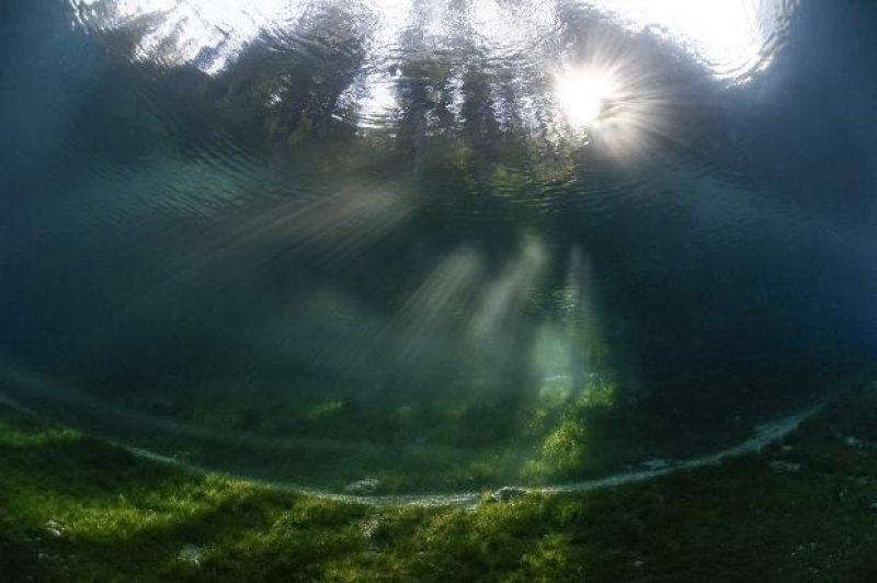 Tragöss  bölgesindeki Yeşil Göl ziyaretçilerini hayran bırakıyor 