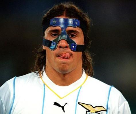 Maske takmak zorunda kalan futbolcular