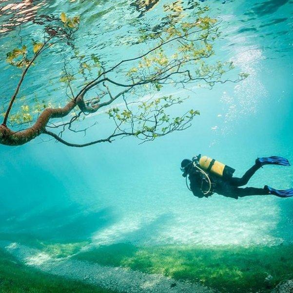 Tragöss  bölgesindeki Yeşil Göl ziyaretçilerini hayran bırakıyor 