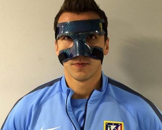 Maske takmak zorunda kalan futbolcular