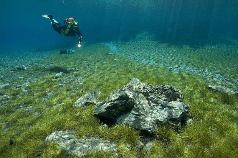 Tragöss  bölgesindeki Yeşil Göl ziyaretçilerini hayran bırakıyor 