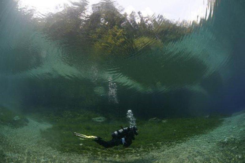 Tragöss  bölgesindeki Yeşil Göl ziyaretçilerini hayran bırakıyor 