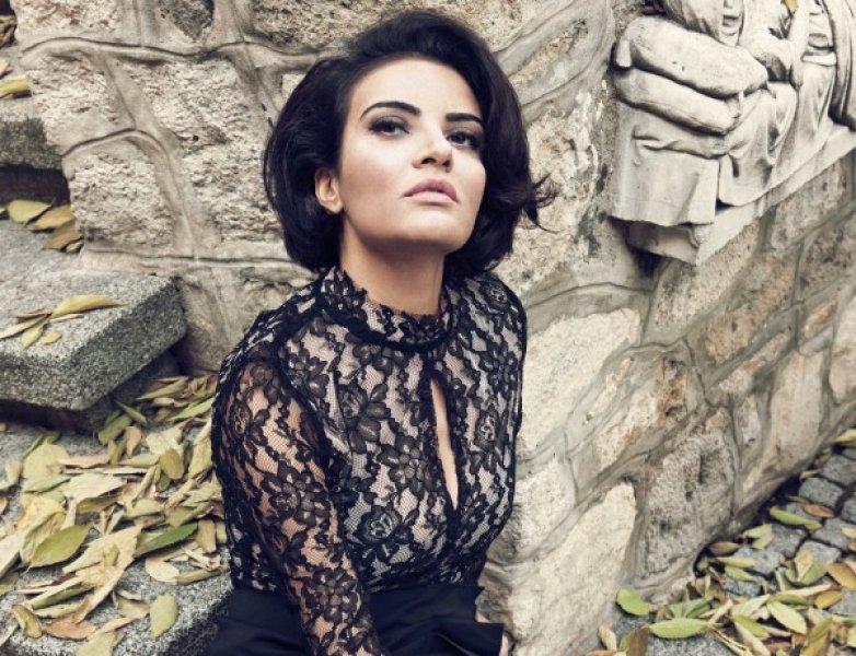 Göksel ilk kez klibinde mayo giyindi