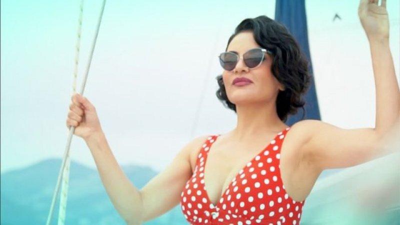 Göksel ilk kez klibinde mayo giyindi