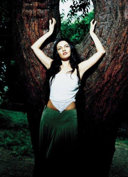 Göksel ilk kez klibinde mayo giyindi