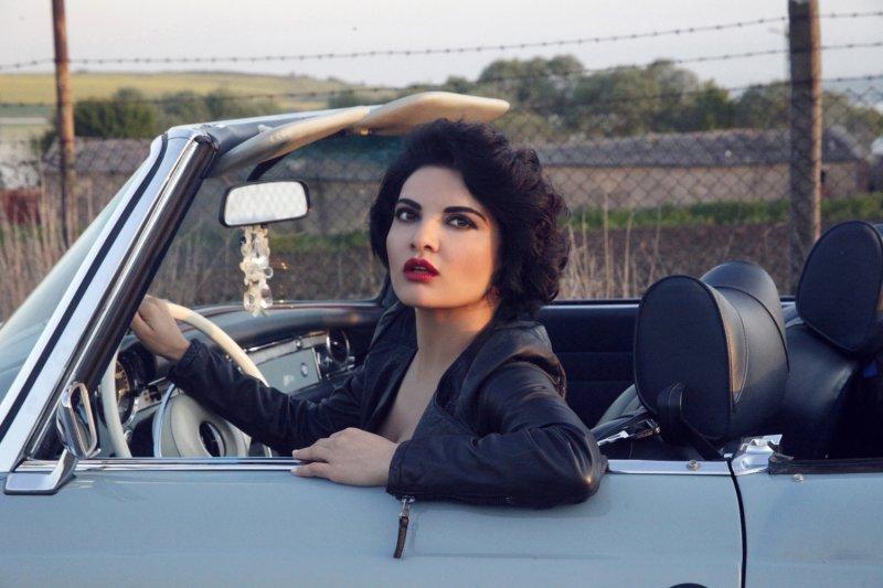 Göksel ilk kez klibinde mayo giyindi