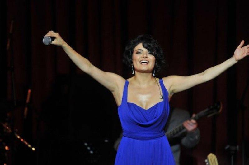 Göksel ilk kez klibinde mayo giyindi