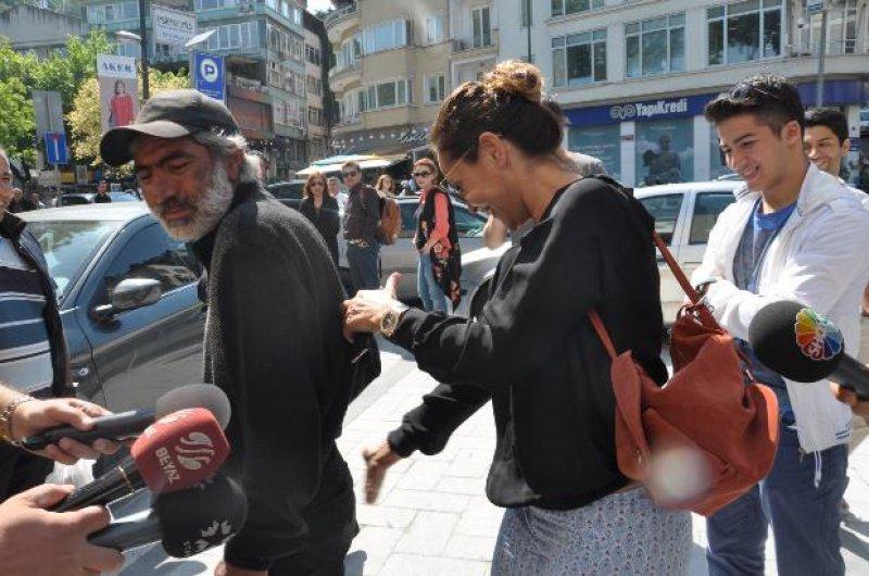 Hülya Avşar dilenci adamın poposuna vurdu