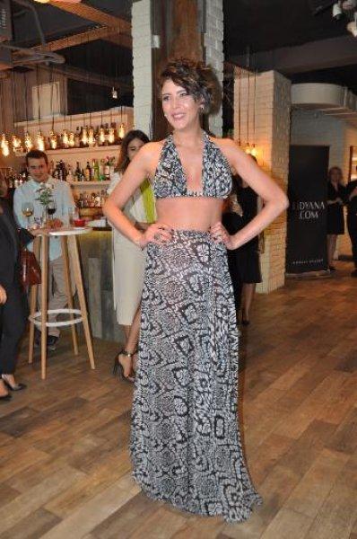 Hülya Avşar dilenci adamın poposuna vurdu