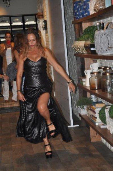 Hülya Avşar dilenci adamın poposuna vurdu