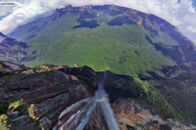 Dünyanın tepesinden akan en güzel şelale  