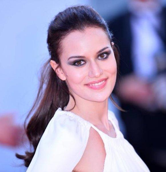 Fahriye Evcen Cannes Film Festivali'ne katıldı