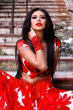 Ebru Polat'tan dekolte şov