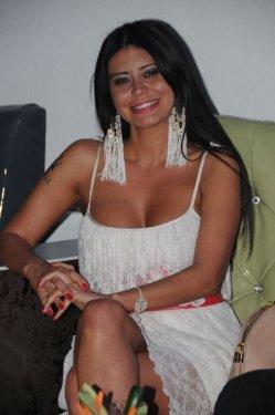 Ebru Polat'tan dekolte şov