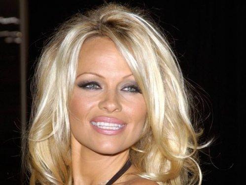 Pamela Anderson Yılanlar için arabasını sattı - Resim 25
