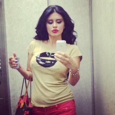 Ebru Polat'tan dekolte şov