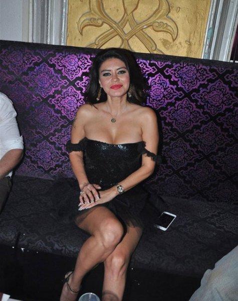 Ebru Polat'tan dekolte şov