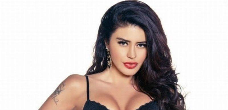 Ebru Polat'tan dekolte şov