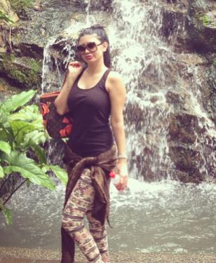 Ebru Polat'tan dekolte şov