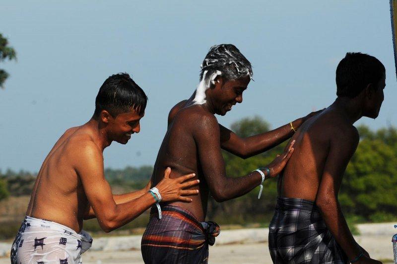 Rohingyalı Müslümanlar kamplarda yaşam mücadelesi veriyor