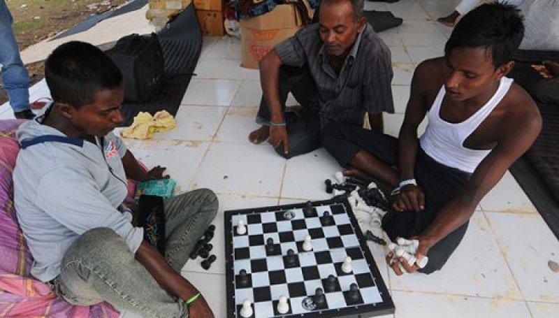 Rohingyalı Müslümanlar kamplarda yaşam mücadelesi veriyor