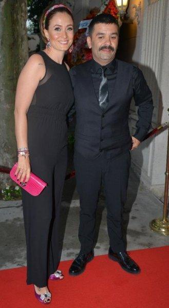 Kenan Doğulu ve Bergüzar Korel düğünde şarkı söyledi