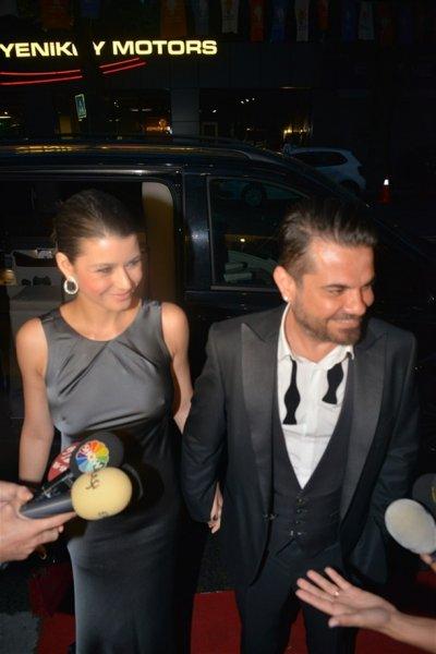 Kenan Doğulu ve Bergüzar Korel düğünde şarkı söyledi