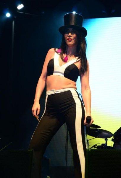 Hande Yener'in göbeği yağlandı 