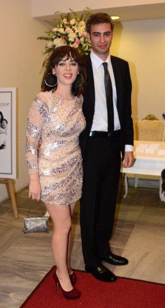 Kenan Doğulu ve Bergüzar Korel düğünde şarkı söyledi