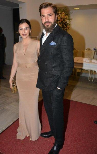 Kenan Doğulu ve Bergüzar Korel düğünde şarkı söyledi