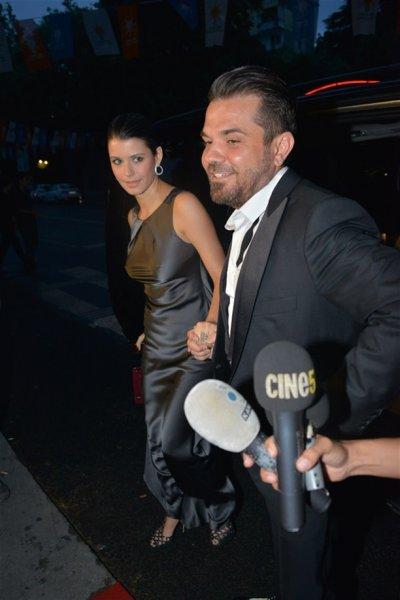 Kenan Doğulu ve Bergüzar Korel düğünde şarkı söyledi