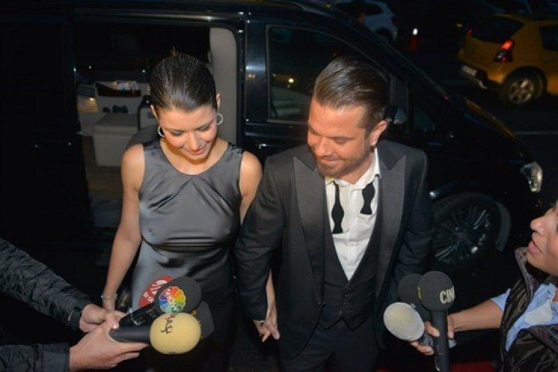 Kenan Doğulu ve Bergüzar Korel düğünde şarkı söyledi