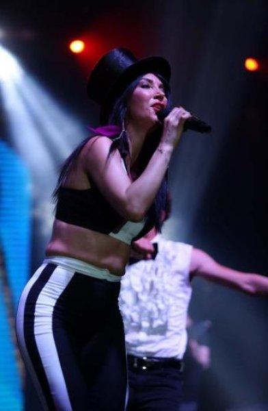 Hande Yener'in göbeği yağlandı 