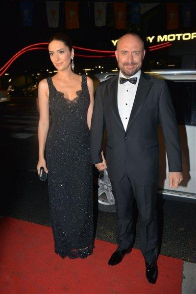 Kenan Doğulu ve Bergüzar Korel düğünde şarkı söyledi