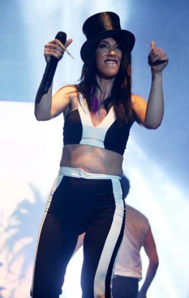 Hande Yener'in göbeği yağlandı 