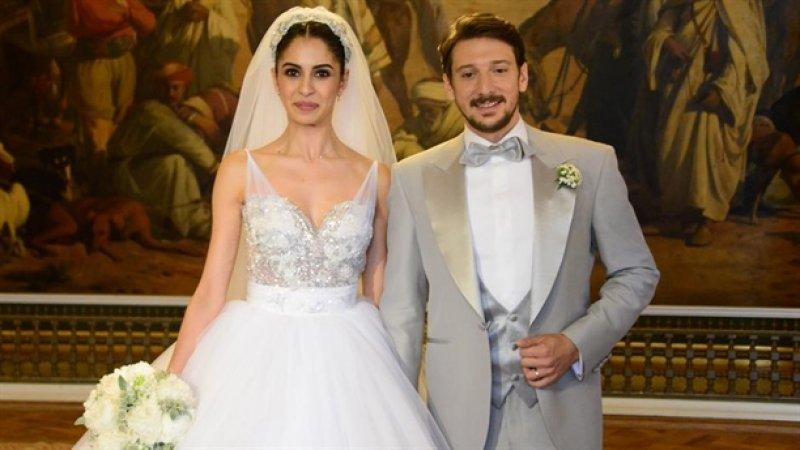 Kenan Doğulu ve Bergüzar Korel düğünde şarkı söyledi