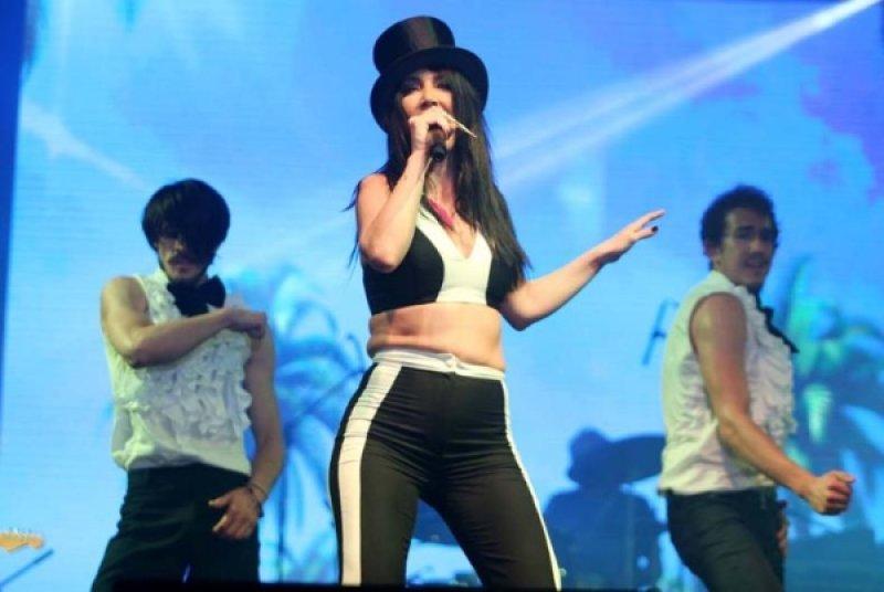 Hande Yener'in göbeği yağlandı 