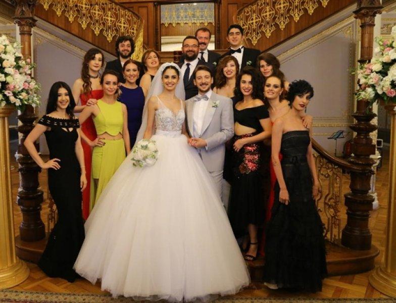 Kenan Doğulu ve Bergüzar Korel düğünde şarkı söyledi