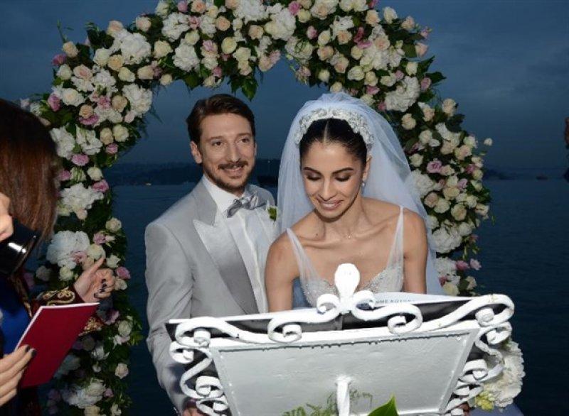 Kenan Doğulu ve Bergüzar Korel düğünde şarkı söyledi