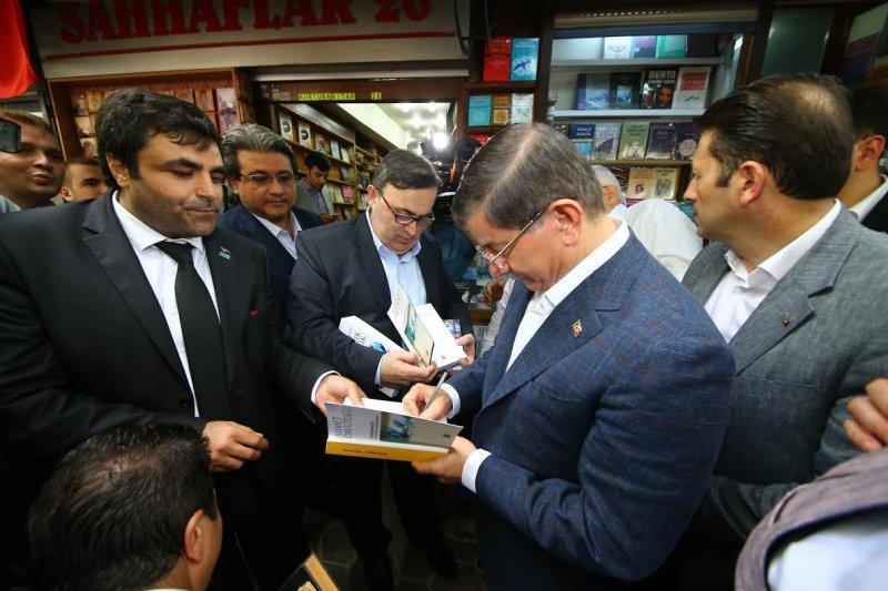 Davutoğlu İstanbul'da esnafı ziyaret etti