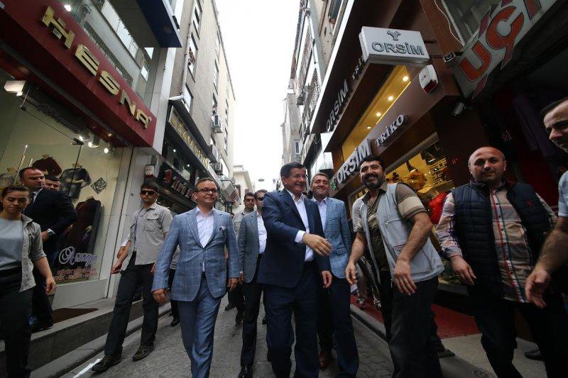 Davutoğlu İstanbul'da esnafı ziyaret etti